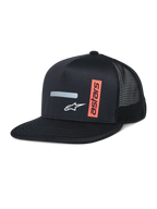 Gorra Trucker Alter de Alpinestars, gorra negra con corona estructurada y visera plana, parte trasera de malla transpirable, con una franja reflectante gris horizontal, logotipo A-star blanco y gráfico vertical de astars en naranja, estilo urbano casual inspirado en el automovilismo