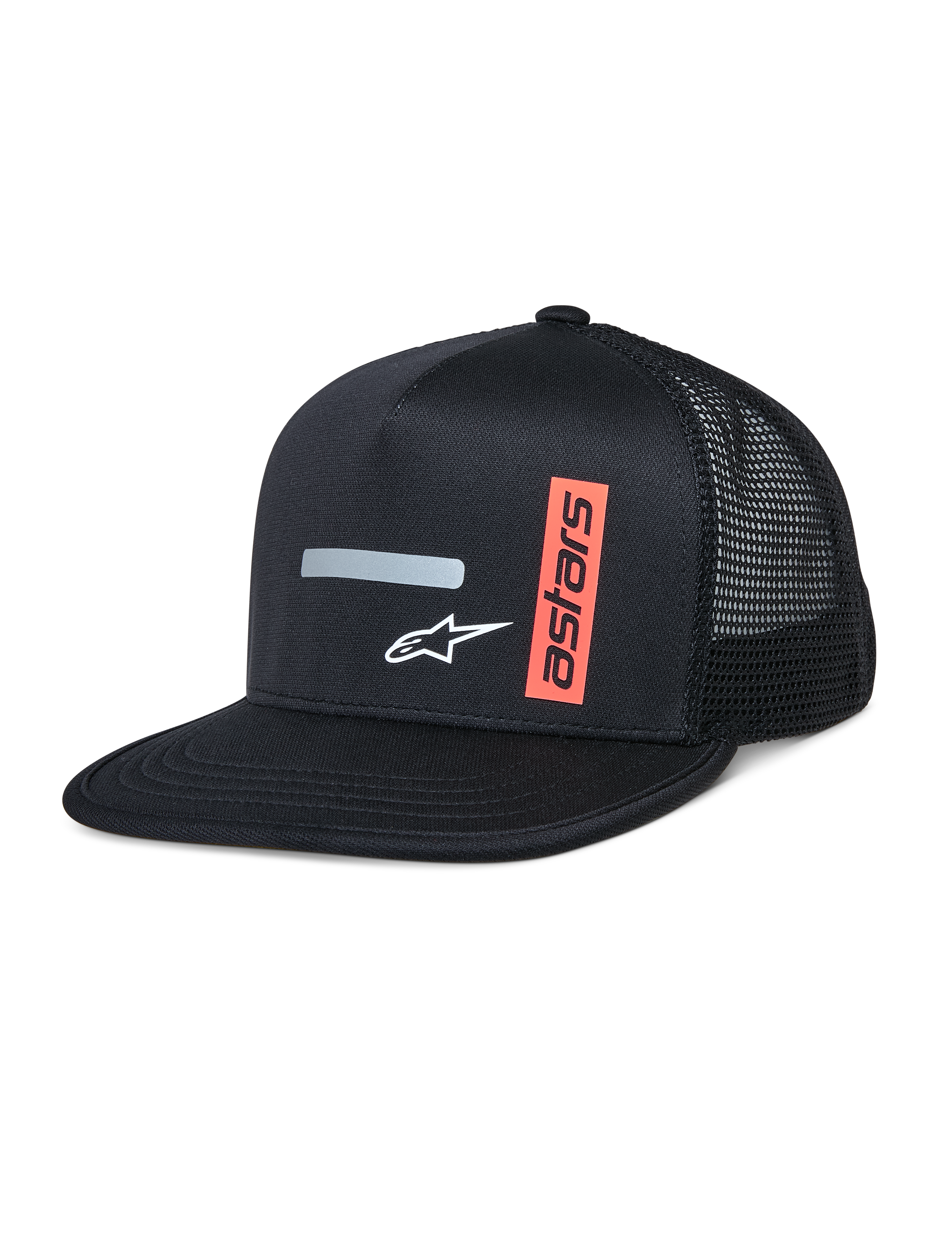 Gorra Trucker Alter de Alpinestars, gorra negra con corona estructurada y visera plana, parte trasera de malla transpirable, con una franja reflectante gris horizontal, logotipo A-star blanco y gráfico vertical de astars en naranja, estilo urbano casual inspirado en el automovilismo