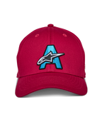 Gorra Alpinestars Elemental, Roja, gorra estructurada de visera curva con una gran 'A' bordada en azul claro y el logotipo de la estrella de Alpinestars en blanco y negro en la parte frontal, accesorio casual de motociclismo
