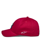 Gorra Alpinestars Elemental, roja, vista de perfil lateral, visera curva y copa estructurada, logotipo de Alpinestars bordado en blanco en el lateral, accesorio casual de inspiración motorsport