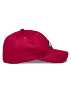 Gorra Alpinestars Elemental, gorra de béisbol roja, vista de perfil lateral que muestra la visera curvada y la corona estructurada, tejido de sarga elástica, ropa deportiva casual de motor