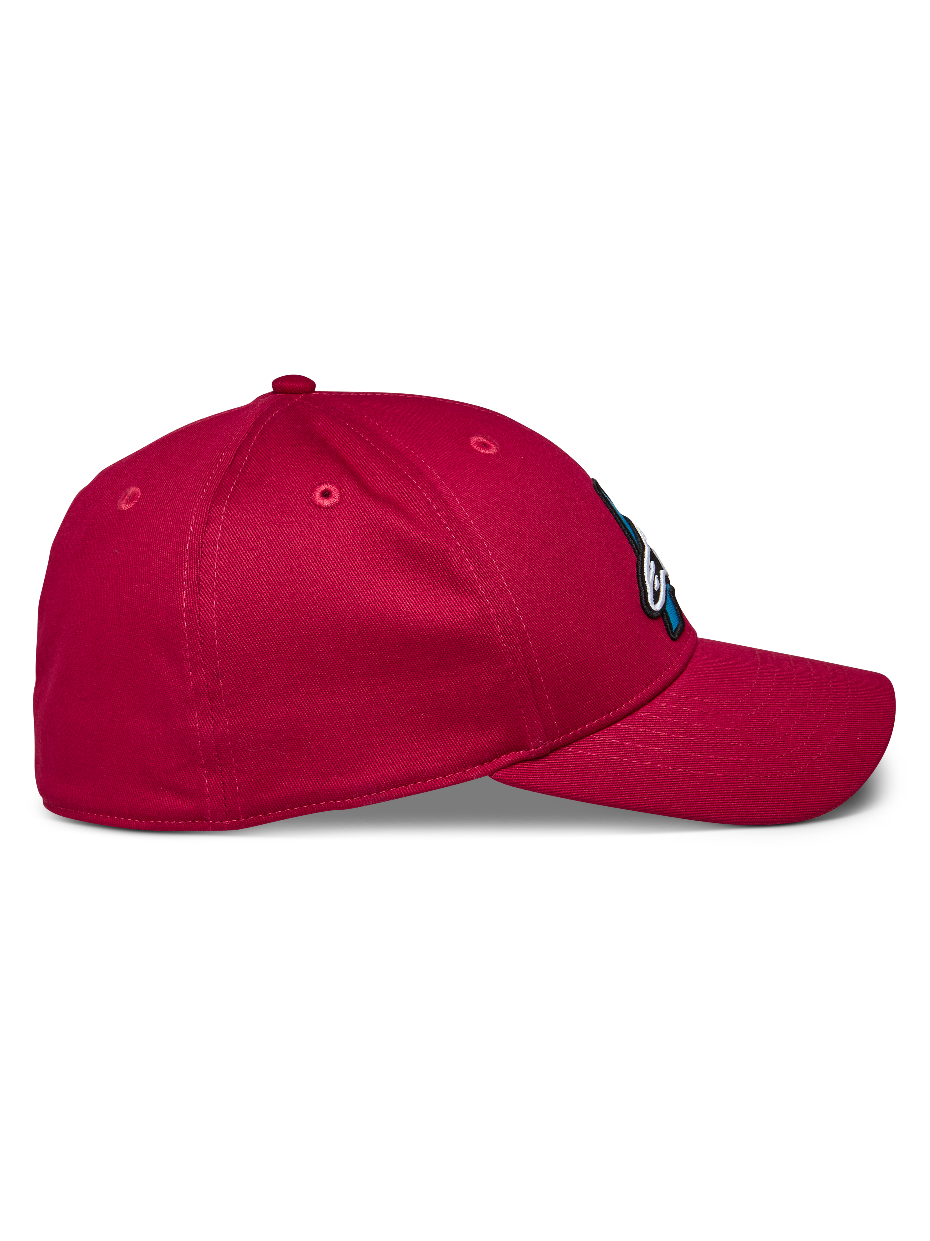 Gorra Alpinestars Elemental, gorra de béisbol roja, vista de perfil lateral que muestra la visera curvada y la corona estructurada, tejido de sarga elástica, ropa deportiva casual de motor