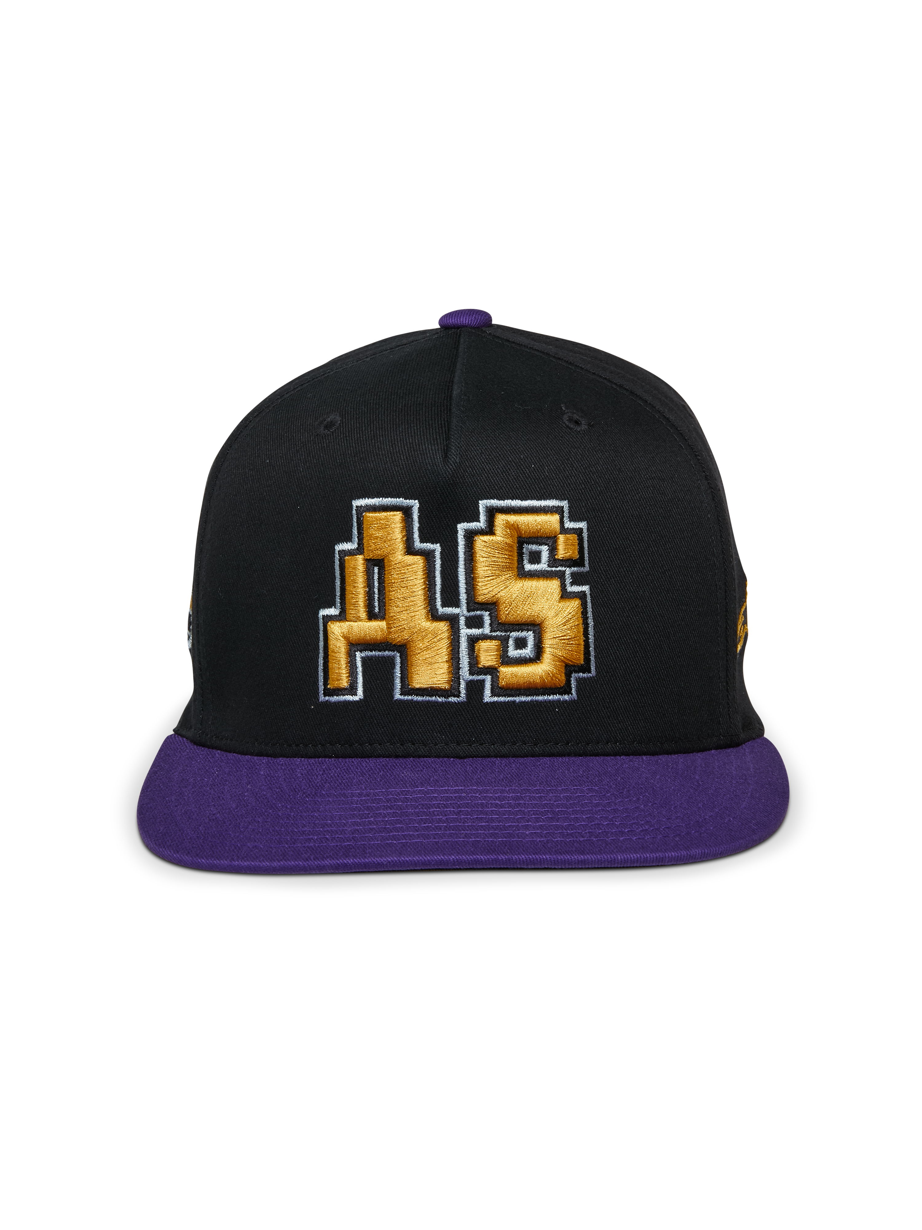 Alpinestars Franchise Hat, gorra de visera plana en negro y morado, corona estructurada con visera y botón superior morados, con un logotipo "AS" bordado en 3D en color dorado en el frente, estilo casual de moda urbana inspirado en el automovilismo