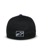 Gorra Alpinestars Franchise, vista trasera de una gorra de béisbol negra, botón morado en la parte superior, pequeño logo Astars bordado en blanco en la parte trasera, diseño de ajuste elástico flexible, estilo casual inspirado en el motociclismo