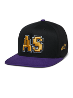 Alpinestars Franchise Hat, gorra de visera plana en negro y morado, logo AS bordado en 3D en dorado con contorno blanco, visera y botón superior morados, diseño estructurado Flex Fit