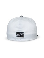 Gorra Alpinestars Franchise, blanca y negra, vista trasera con un parche rectangular negro y logo de estrella Alpinestars en blanco, diseño de parte trasera flexible, accesorio casual inspirado en el motociclismo.