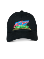 Gorra Alpinestars Vivid, negra, gorra de béisbol con visera curva, logotipo bordado en 3D vibrante con detalles en rosa, azul y verde, corona baja semiestructurada, estilo casual de automovilismo urbano