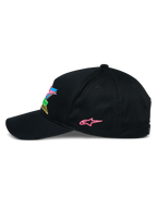 Alpinestars Vivid Hat, gorra de béisbol negra con cierre de presión, perfil lateral con logotipo de estrella bordado en rosa y marca frontal colorida en 3D, visera curva, estilo urbano casual inspirado en el automovilismo
