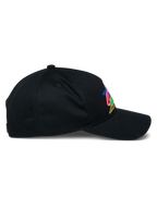 Alpinestars Vivid Hat, gorra de béisbol negra, vista lateral con visera curva y corona semiestructurada, logotipo colorido bordado en 3D en la parte delantera, estilo urbano casual de sarga de algodón