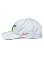 Alpinestars Gorra Vivid, blanca, vista lateral de una gorra de béisbol, visera curvada y copa baja semiestructurada, con bordado 3D colorido en el frente y un logo de estrella rosa en el lateral, accesorio deportivo casual