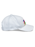 Gorra Alpinestars Vivid, blanca, vista de perfil, gorra de béisbol de copa baja semiestructurada con visera curva, tejido de sarga de algodón, con un vibrante bordado multicolor en la parte frontal, accesorio de estilo deportivo casual