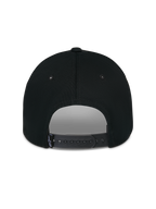 Gorra Alpinestars Luminary, negra, vista trasera que muestra el cierre ajustable a presión y la pequeña etiqueta con el logo tejido, corona de algodón estructurada, accesorio casual inspirado en el automovilismo