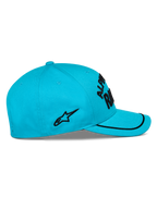 Gorra Alpinestars Luminary, azul aqua, vista lateral, visera curva con ribete de sutache negro, logo bordado plano negro en el lateral, corona estructurada, gorra casual de estilo motorsport