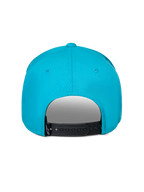 Gorra Alpinestars Luminary, azul aqua, vista trasera con cierre a presión ajustable en color negro, pequeña etiqueta negra con logo, sarga de 100% algodón, accesorio deportivo casual.
