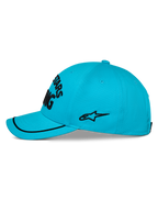 Gorra Alpinestars Luminary, gorra de béisbol en color azul aqua, vista de perfil lateral, visera curva con ribete de sutache negro, logo lateral bordado en negro, corona estructurada, ropa deportiva casual