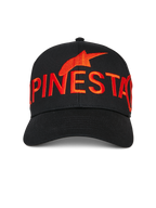 Gorra Alpinestars Committed, gorra de béisbol negra, logotipo y texto de Alpinestars bordados en rojo grande en la parte delantera, visera curvada, copa estructurada, estilo casual motorsport streetwear