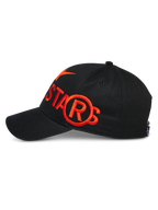 Gorra Alpinestars Committed, negra, gorra de béisbol snapback, vista lateral con un gran logotipo bordado plano en color naranja, corona estructurada con visera curva, accesorio casual de estilo de vida de motor