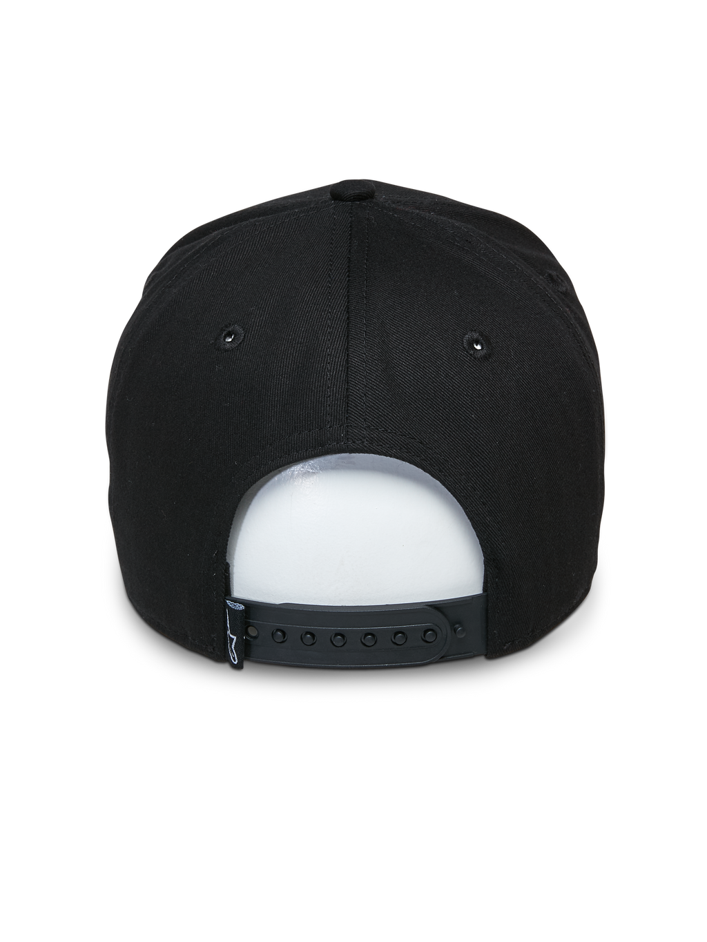 Gorra Alpinestars Committed, gorra snapback negra, vista trasera con cierre a presión ajustable y pequeña etiqueta tejida, corona estructurada, accesorio de estilo casual inspirado en el automovilismo