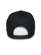 Gorra Alpinestars Committed, gorra snapback negra, vista trasera con cierre a presión ajustable y pequeña etiqueta tejida, corona estructurada, accesorio de estilo casual inspirado en el automovilismo