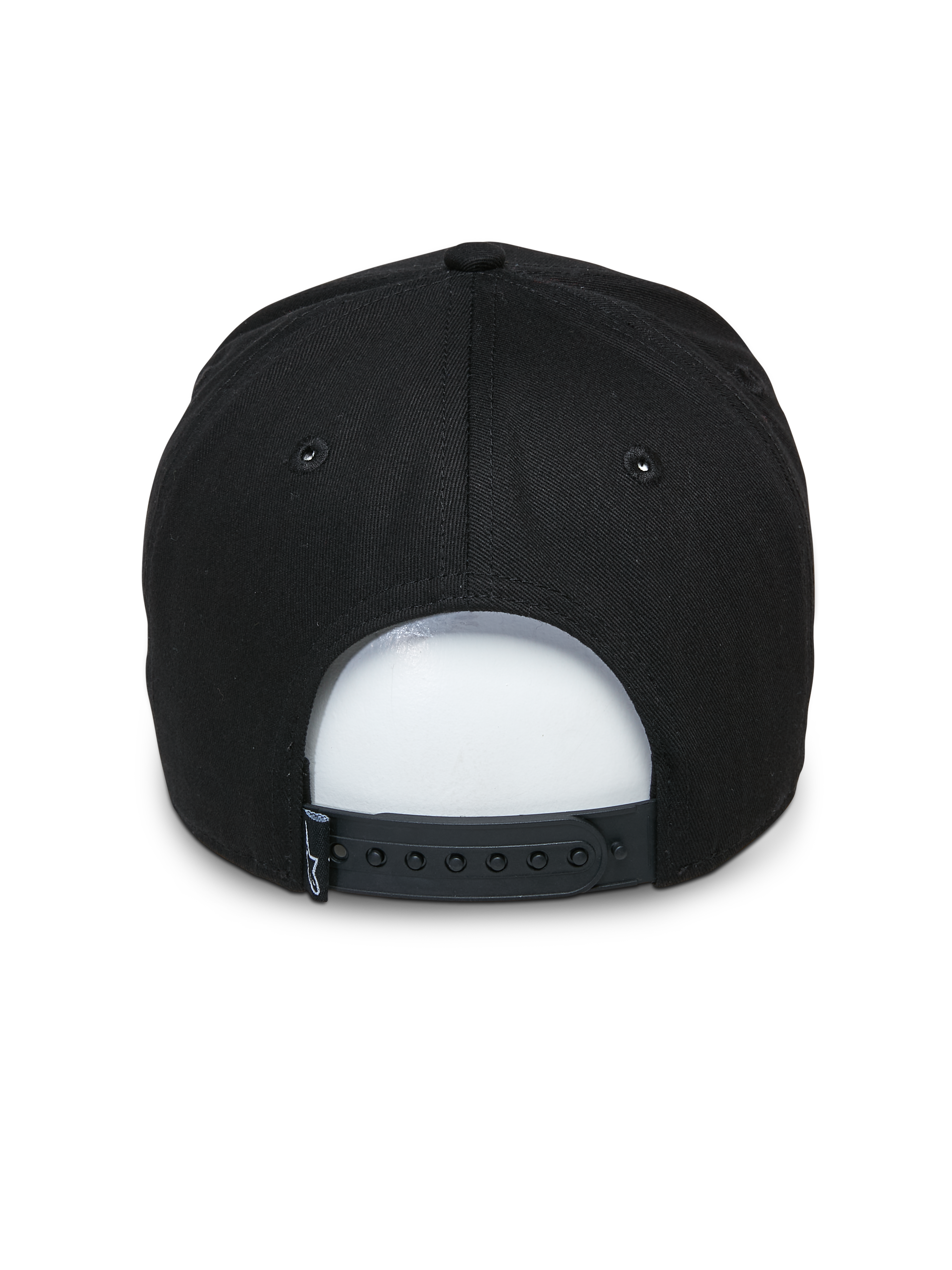Gorra Alpinestars Committed, gorra snapback negra, vista trasera con cierre a presión ajustable y pequeña etiqueta tejida, corona estructurada, accesorio de estilo casual inspirado en el automovilismo