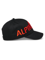 Gorra Alpinestars Committed, gorra de béisbol negra tipo snapback, logotipo bordado plano grande en color rojo, visera curva y corona estructurada, accesorio de ropa deportiva casual