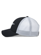 Gorra Trucker Terolithic de Alpinestars, vista de perfil lateral, paneles frontales negros y visera curva con paneles traseros de malla blanca, gorra snapback de estilo deportivo casual