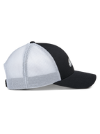 Gorra Trucker Terolithic de Alpinestars, vista lateral, panel frontal negro con visera curvada, paneles traseros de malla blanca, corona baja estructurada, gorra de estilo trucker clásico