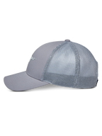 Gorra Alpinestars Terolithic Trucker, gris, gorra tipo trucker con parte trasera de malla y visera curva, vista de perfil lateral, corona baja estructurada con detalle de logotipo frontal, accesorio casual inspirado en el automovilismo