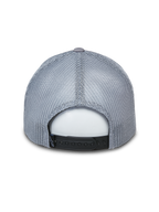 Gorra Trucker Alpinestars Terolithic, gorra gris estilo trucker, vista trasera con paneles de malla gris y cierre snapback negro, accesorio casual inspirado en el motor