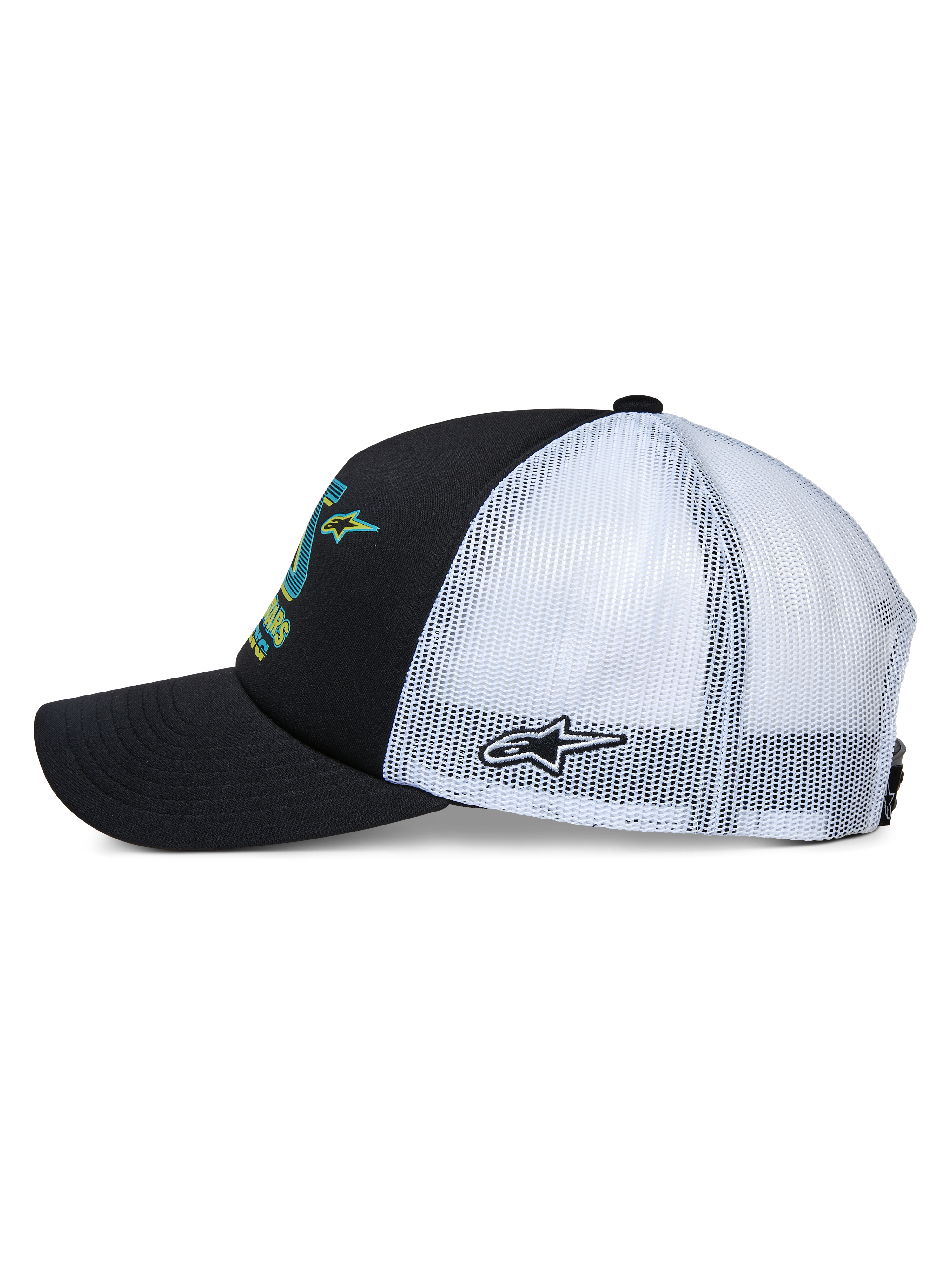 Gorra Alpinestars Ayess Trucker, vista lateral, frontal negro y visera curva con malla blanca en la parte posterior, con gráficos frontales coloridos y bordado de estrella lateral, accesorio casual inspirado en el automovilismo