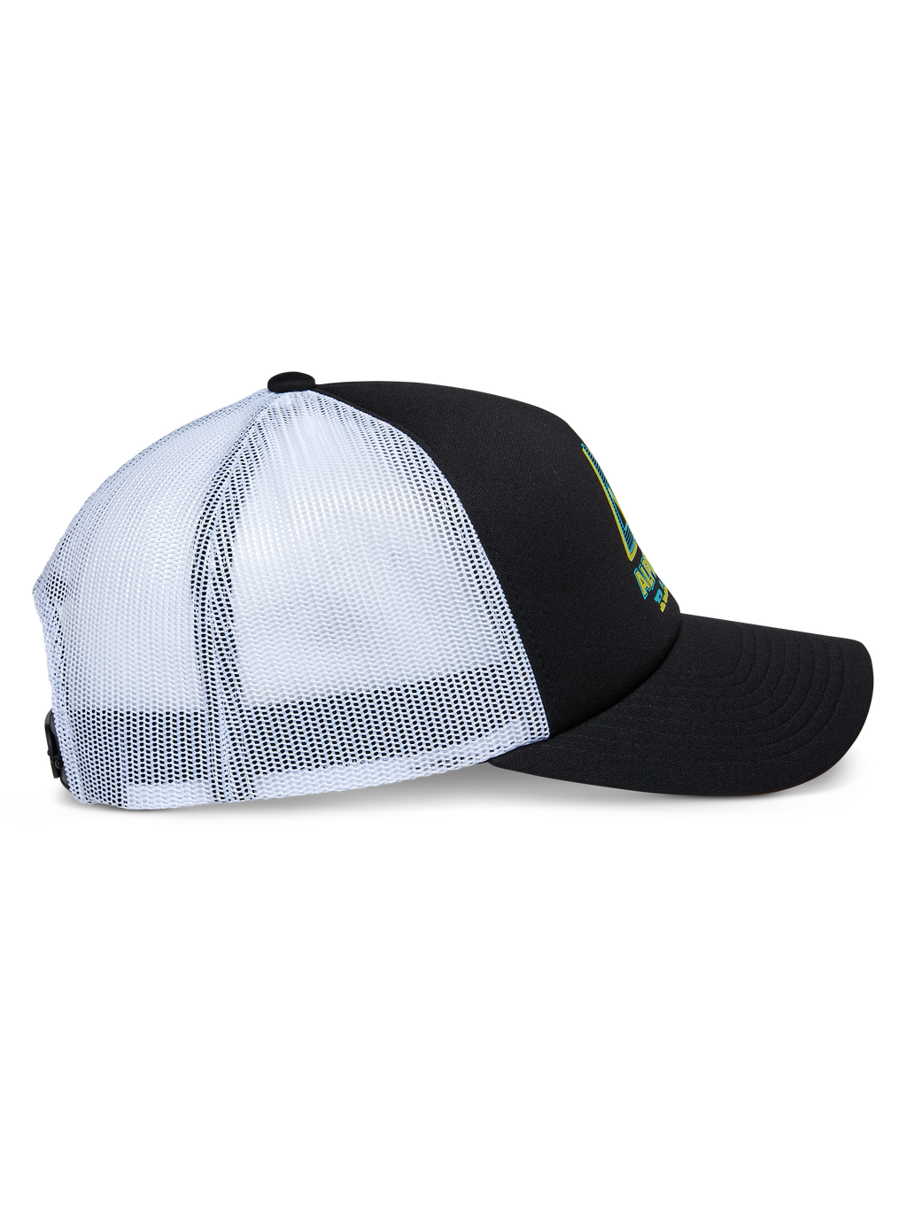 Gorra Alpinestars Ayess Trucker, vista de perfil lateral, corona de espuma negra y visera curva con paneles de malla blanca en la parte trasera, logotipo frontal estampado, gorra tipo snapback casual inspirada en el automovilismo