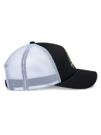 Gorra Alpinestars Ayess Trucker, vista de perfil lateral, corona de espuma negra y visera curva con paneles de malla blanca en la parte trasera, logotipo frontal estampado, gorra tipo snapback casual inspirada en el automovilismo