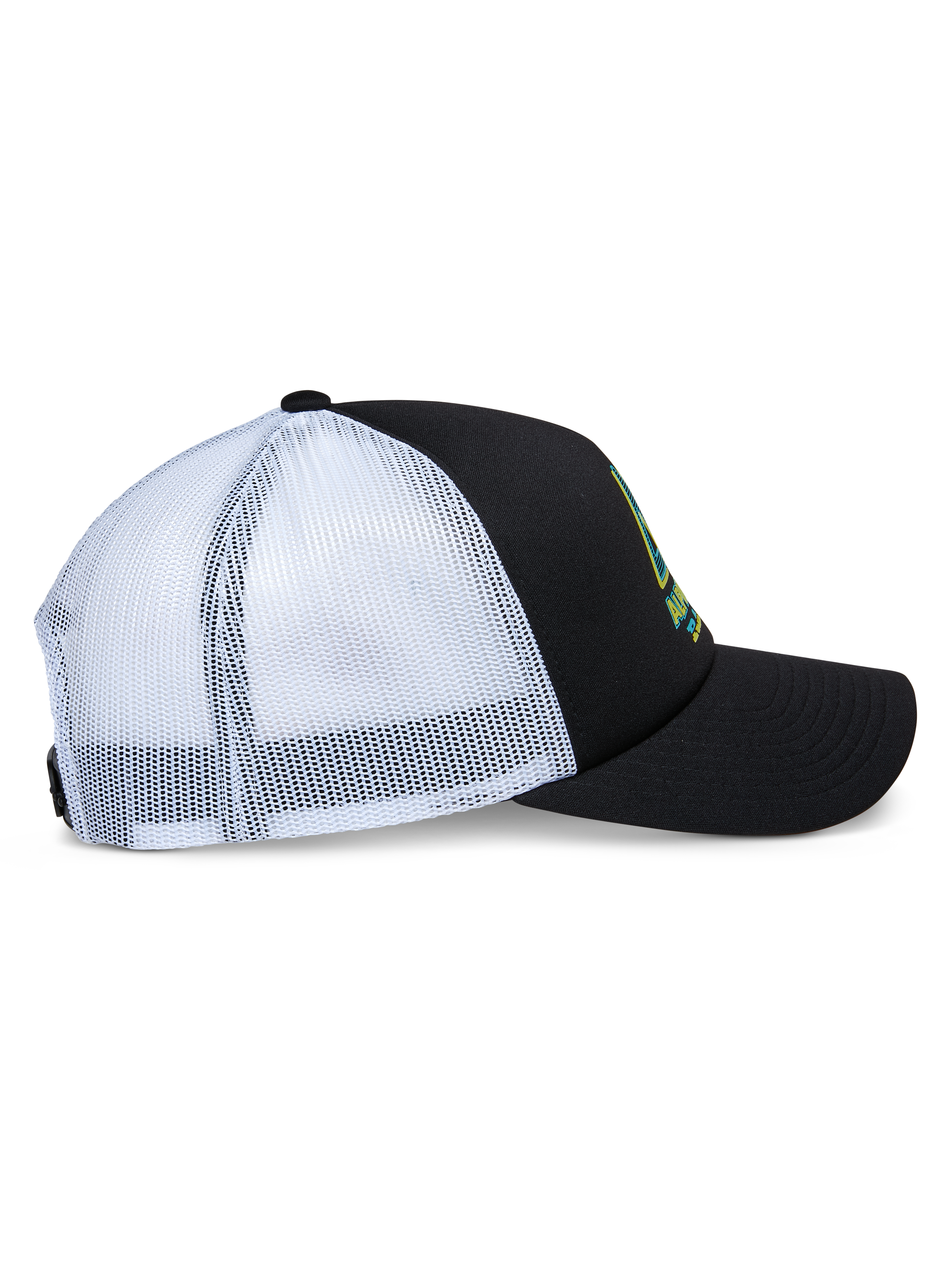 Gorra Alpinestars Ayess Trucker, vista de perfil lateral, corona de espuma negra y visera curva con paneles de malla blanca en la parte trasera, logotipo frontal estampado, gorra tipo snapback casual inspirada en el automovilismo