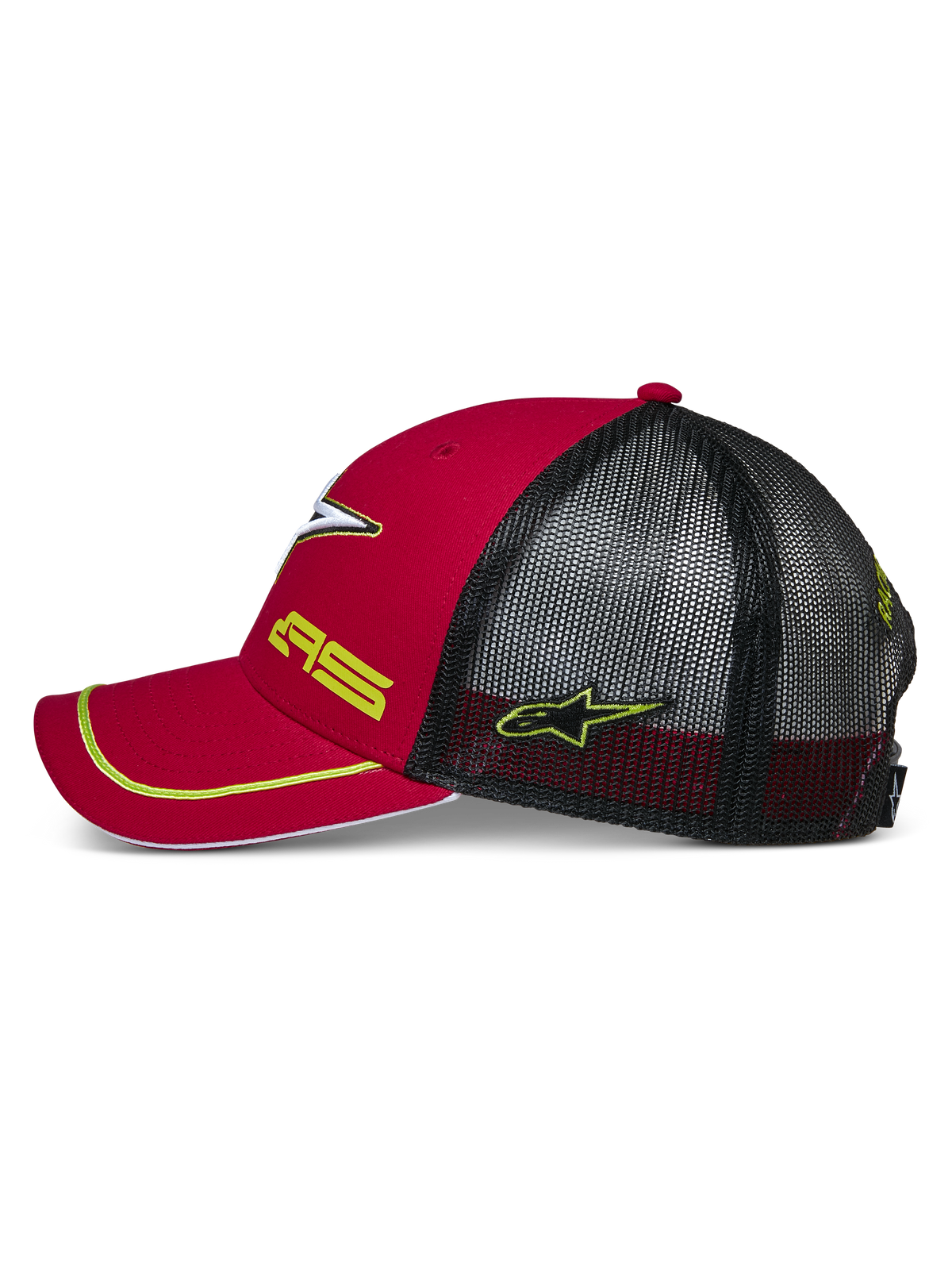 Alpinestars Exceed Trucker Hat, vista lateral en rojo y negro, visera curva con ribete amarillo, paneles traseros de malla negra, bordado de los logos AS y la estrella en amarillo, accesorio casual inspirado en el automovilismo