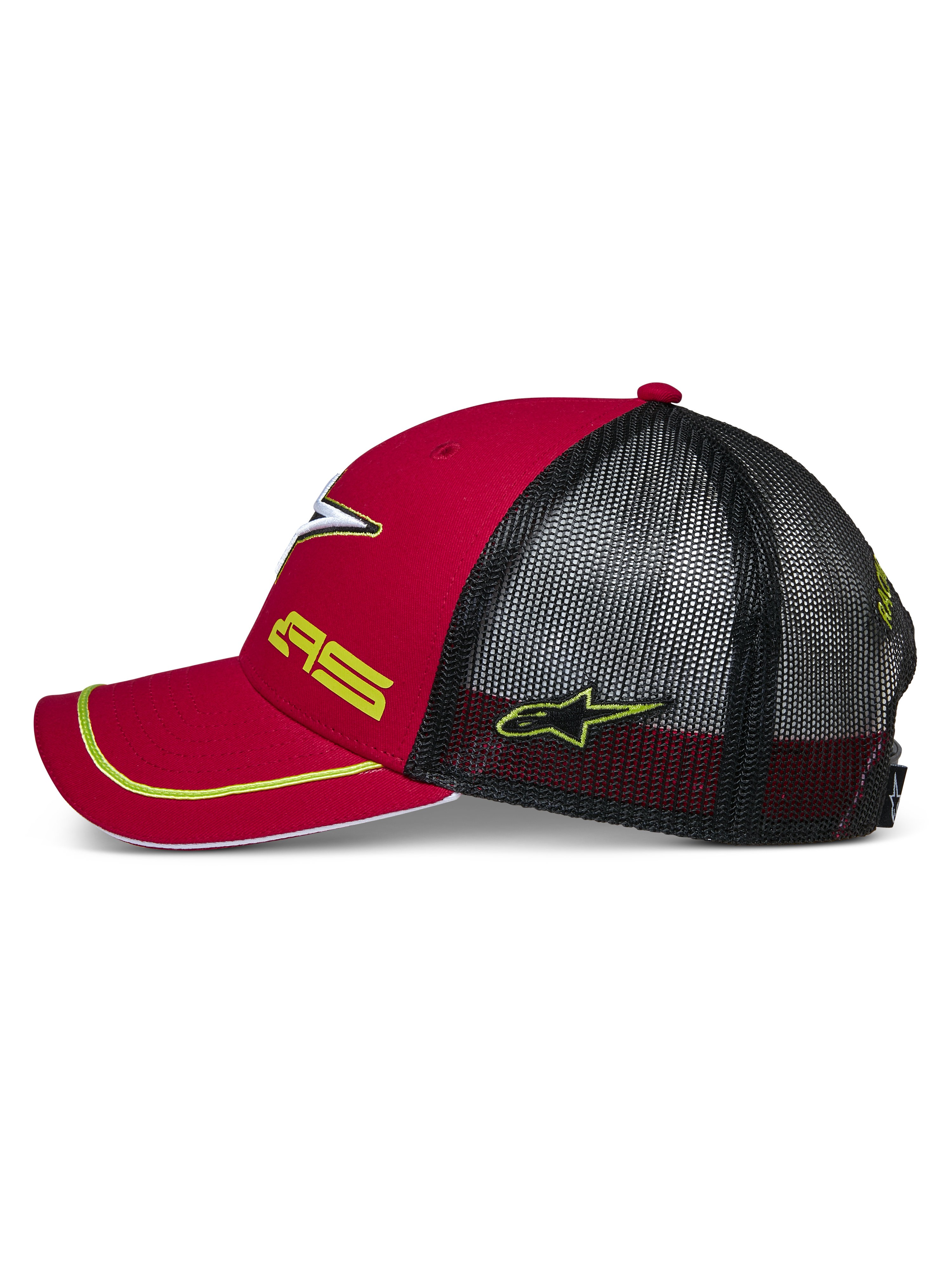 Alpinestars Exceed Trucker Hat, vista lateral en rojo y negro, visera curva con ribete amarillo, paneles traseros de malla negra, bordado de los logos AS y la estrella en amarillo, accesorio casual inspirado en el automovilismo