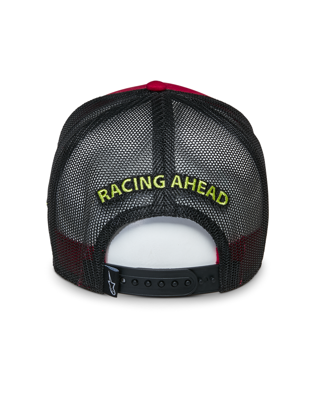 Alpinestars Gorra Trucker Exceed, vista trasera, roja y negra, presenta bordado amarillo "RACING AHEAD" sobre malla negra, cierre snapback ajustable, accesorio deportivo casual