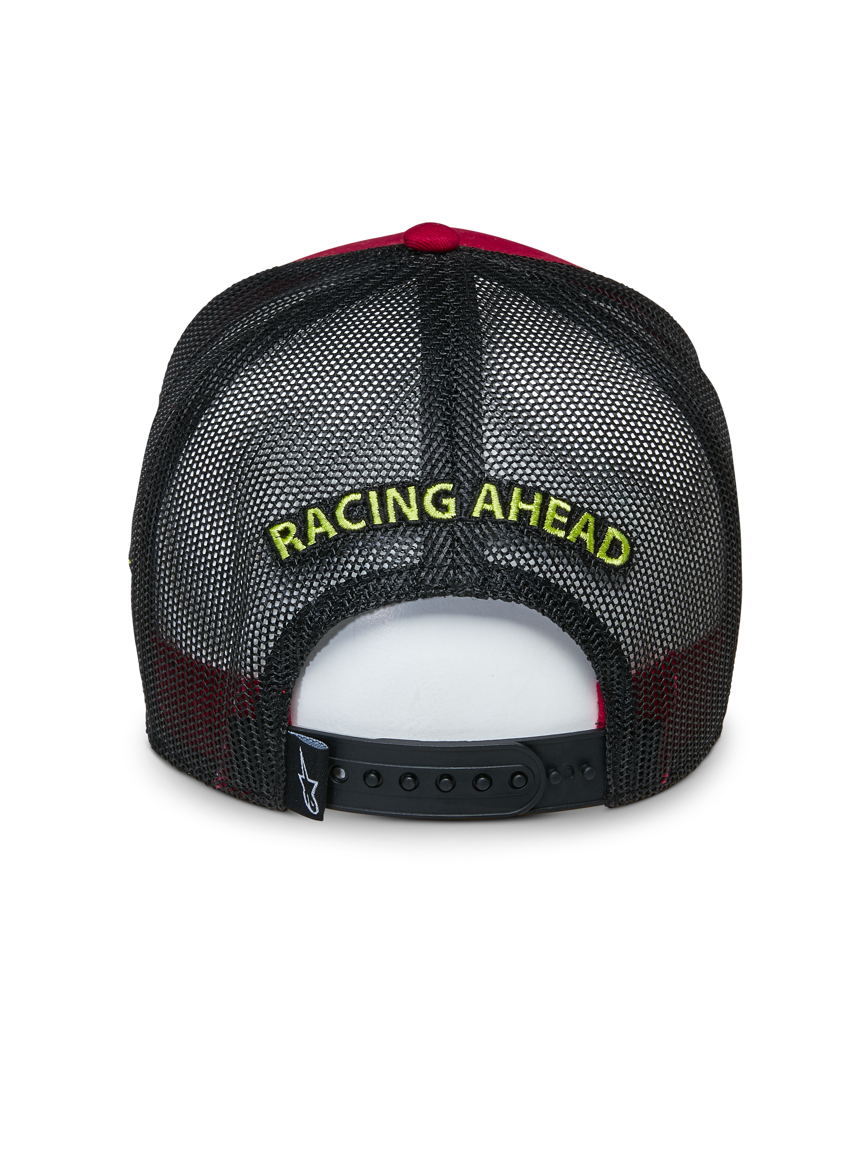 Alpinestars Gorra Trucker Exceed, vista trasera, roja y negra, presenta bordado amarillo "RACING AHEAD" sobre malla negra, cierre snapback ajustable, accesorio deportivo casual