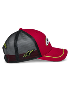 Gorra Trucker Alpinestars Exceed, roja y negra con detalles en amarillo neón, con visera curvada y ribete de sutache amarillo neón, copa estructurada roja y parte trasera de malla negra con logotipo lateral bordado, estilo motorsport casual