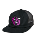 Gorra Trucker Alpinestars That Way, gorra snapback negra con panel de malla trasera, visera plana, parche rosa y morado 'Vision One Goal', logotipo de estrella blanca de Alpinestars, ropa deportiva casual
