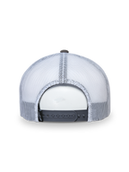 Alpinestars That Way Trucker Hat, gorra trucker gris y blanca, vista trasera que muestra paneles de malla blanca y cierre snapback gris ajustable, accesorio de ropa deportiva casual