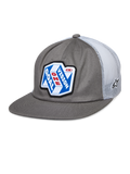 Alpinestars That Way Trucker Hat, gorra snapback gris y blanca con parte trasera de malla, parche gráfico azul y blanco con 'ONE GOAL VISION' en rojo y blanco, visera plana, pequeño logo de estrella en la malla, estilo motorsport casual