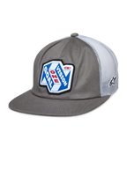 Alpinestars That Way Trucker Hat, gorra snapback gris y blanca con parte trasera de malla, parche gráfico azul y blanco con 'ONE GOAL VISION' en rojo y blanco, visera plana, pequeño logo de estrella en la malla, estilo motorsport casual