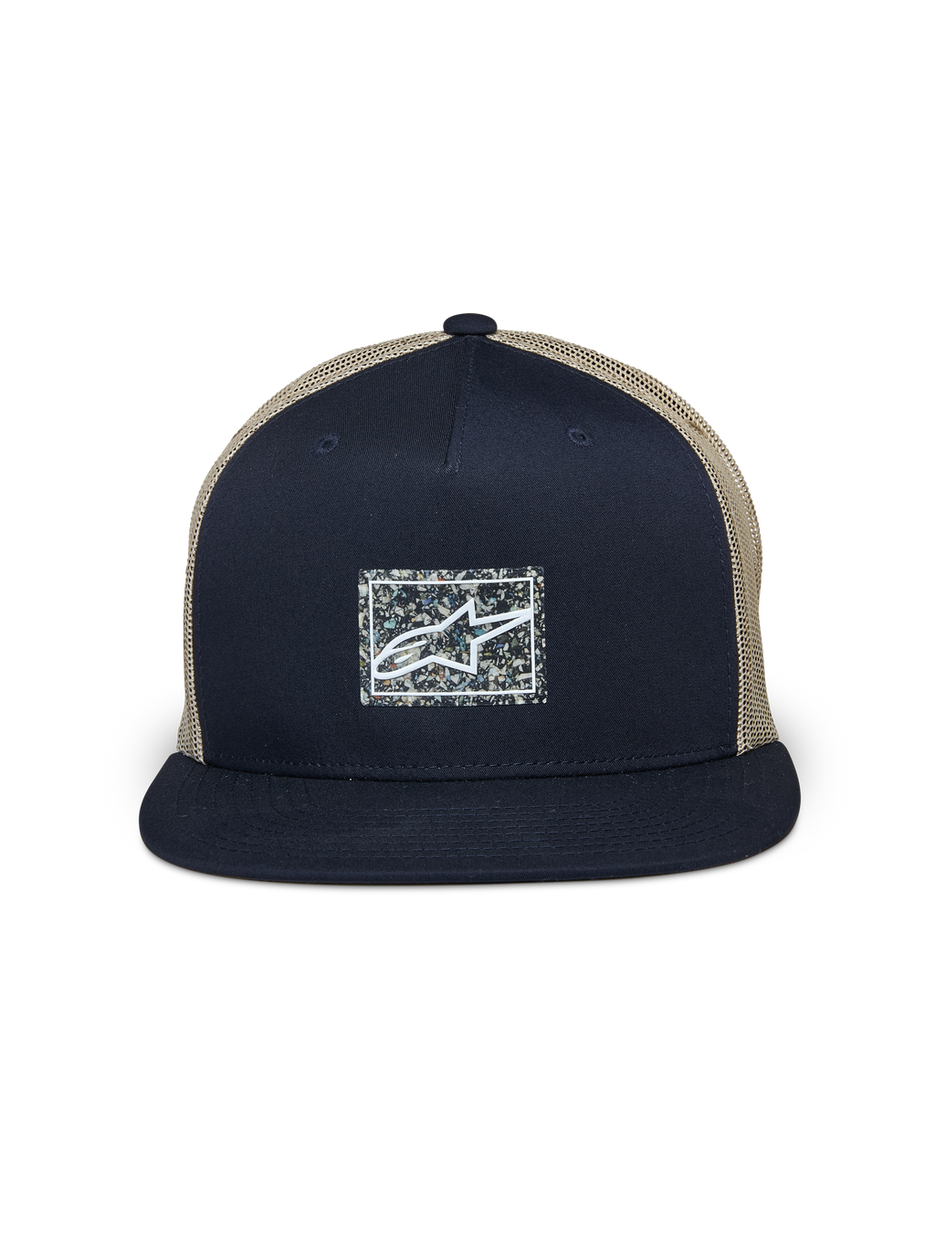 Gorra Trucker Alpinestars Mackinic, azul marino y caqui, gorra de visera plana tipo trucker, panel frontal estructurado azul marino con parche de logo rectangular moteado y reciclado, parte trasera de rejilla caqui, accesorio casual inspirado en el automovilismo