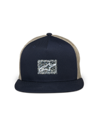 Gorra Trucker Alpinestars Mackinic, azul marino y caqui, gorra de visera plana tipo trucker, panel frontal estructurado azul marino con parche de logo rectangular moteado y reciclado, parte trasera de rejilla caqui, accesorio casual inspirado en el automovilismo