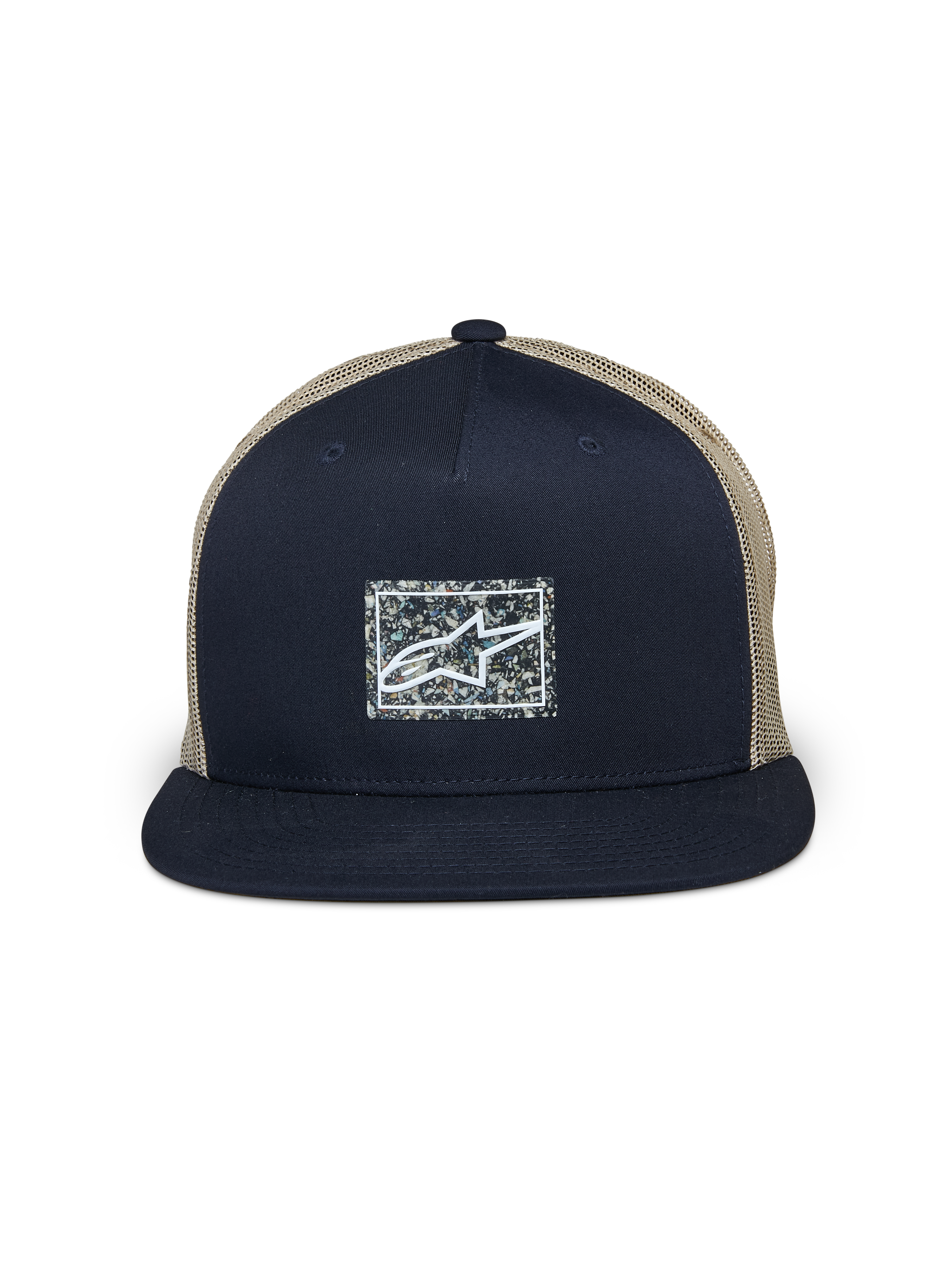 Gorra Trucker Alpinestars Mackinic, azul marino y caqui, gorra de visera plana tipo trucker, panel frontal estructurado azul marino con parche de logo rectangular moteado y reciclado, parte trasera de rejilla caqui, accesorio casual inspirado en el automovilismo