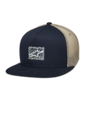 Alpinestars Mackinic Trucker Hat, gorra snapback de visera plana, azul marino y malla caqui, cuenta con un parche de logo frontal cuadrado con un fondo moteado, accesorio casual de estilo de vida