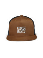 Gorra Trucker Alpinestars Mackinic, marrón y negra, visera plana con copa estructurada, con logo frontal de transferencia térmica TPU en papel reciclado, parte trasera de rejilla negra, accesorio de ropa deportiva casual