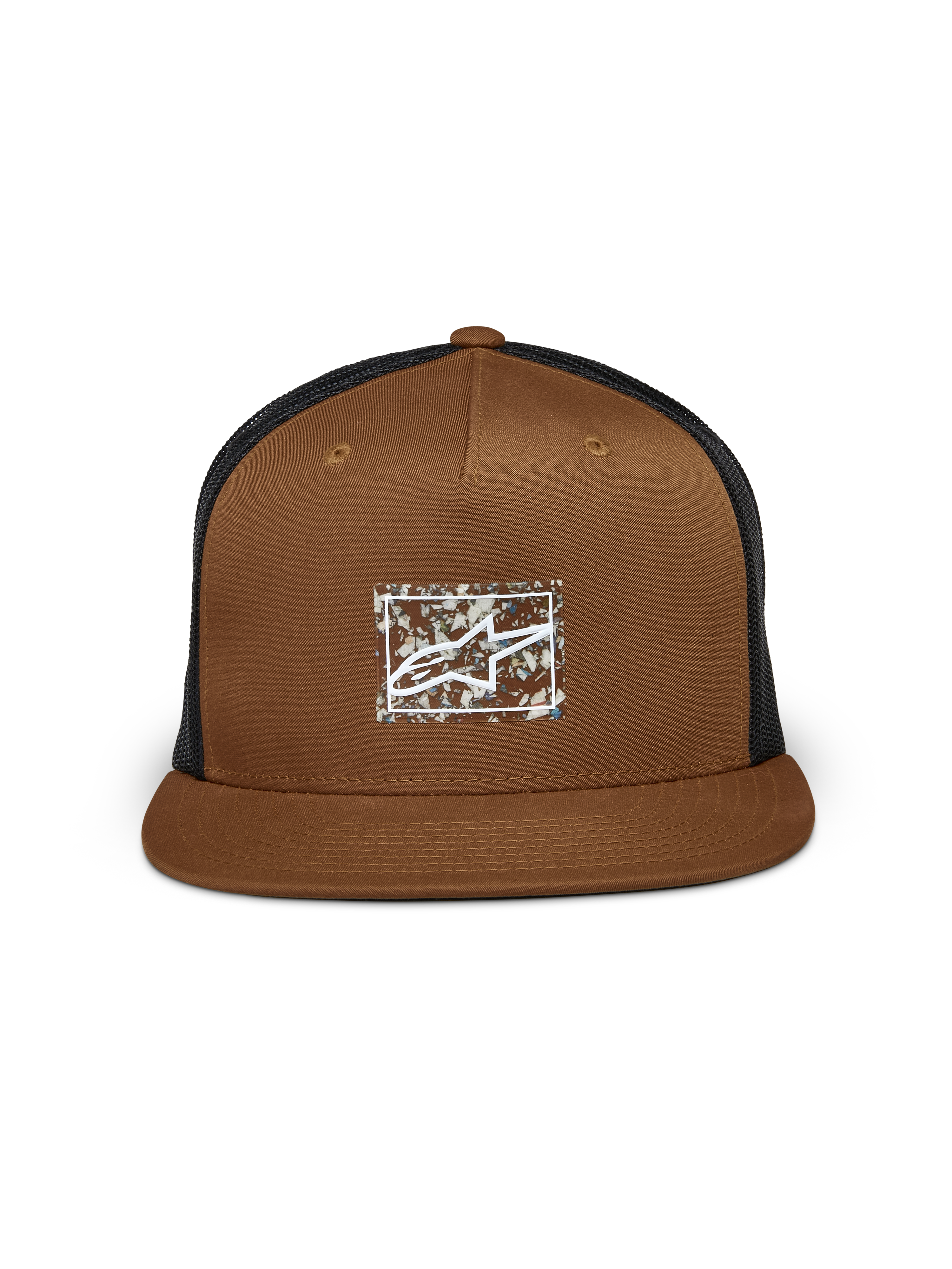 Gorra Trucker Alpinestars Mackinic, marrón y negra, visera plana con copa estructurada, con logo frontal de transferencia térmica TPU en papel reciclado, parte trasera de rejilla negra, accesorio de ropa deportiva casual