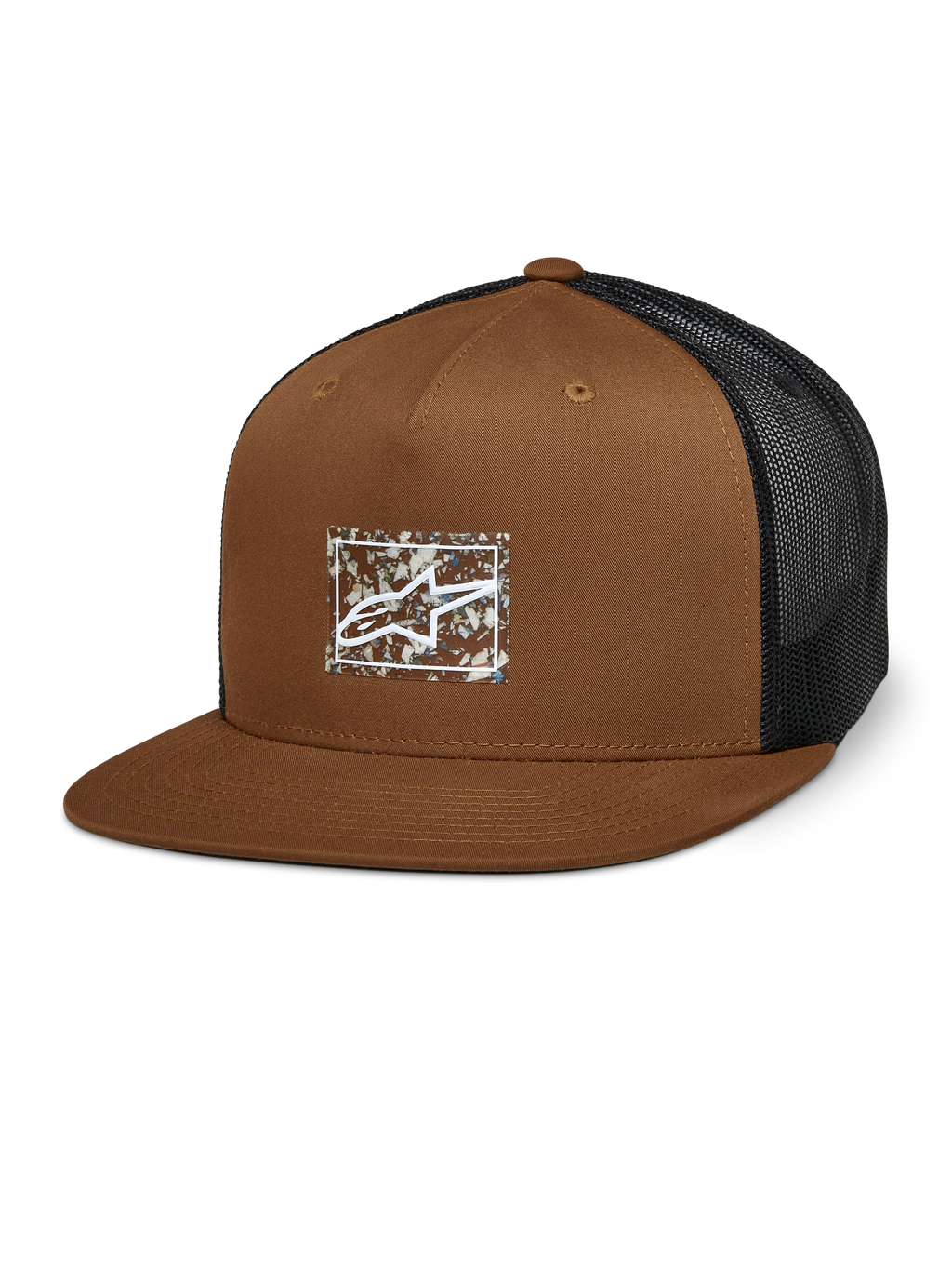 Gorra Trucker Mackinic de Alpinestars, parte trasera de malla negra y frente marrón, corona estructurada y visera plana, logotipo A-star blanco en un parche rectangular moteado, accesorio casual inspirado en el motociclismo