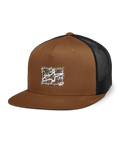 Gorra Trucker Mackinic de Alpinestars, parte trasera de malla negra y frente marrón, corona estructurada y visera plana, logotipo A-star blanco en un parche rectangular moteado, accesorio casual inspirado en el motociclismo